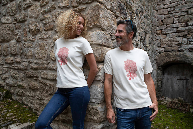 Marjorie et Gilles portent un T-shirt Fanatura corail dans le village de Castelbouc (48)