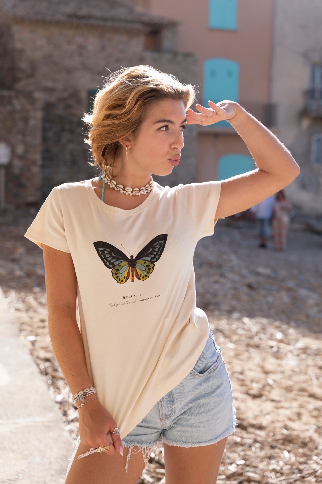 Roxane porte un T-shirt Fanatura femme Papillon taille S