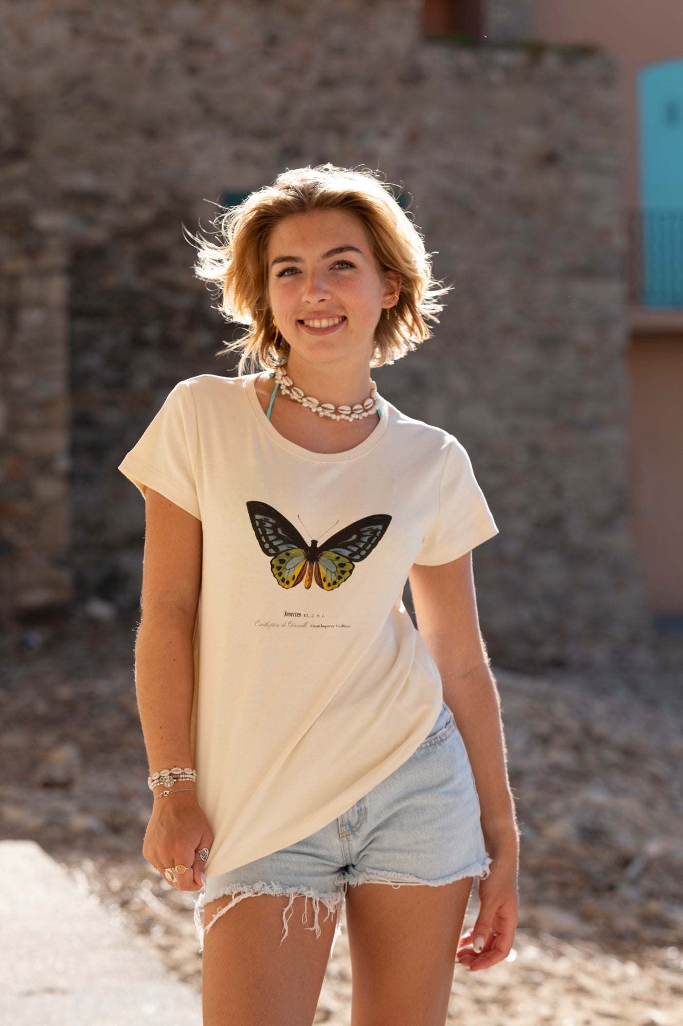 Roxane porte un T-shirt Fanatura femme Papillon taille S