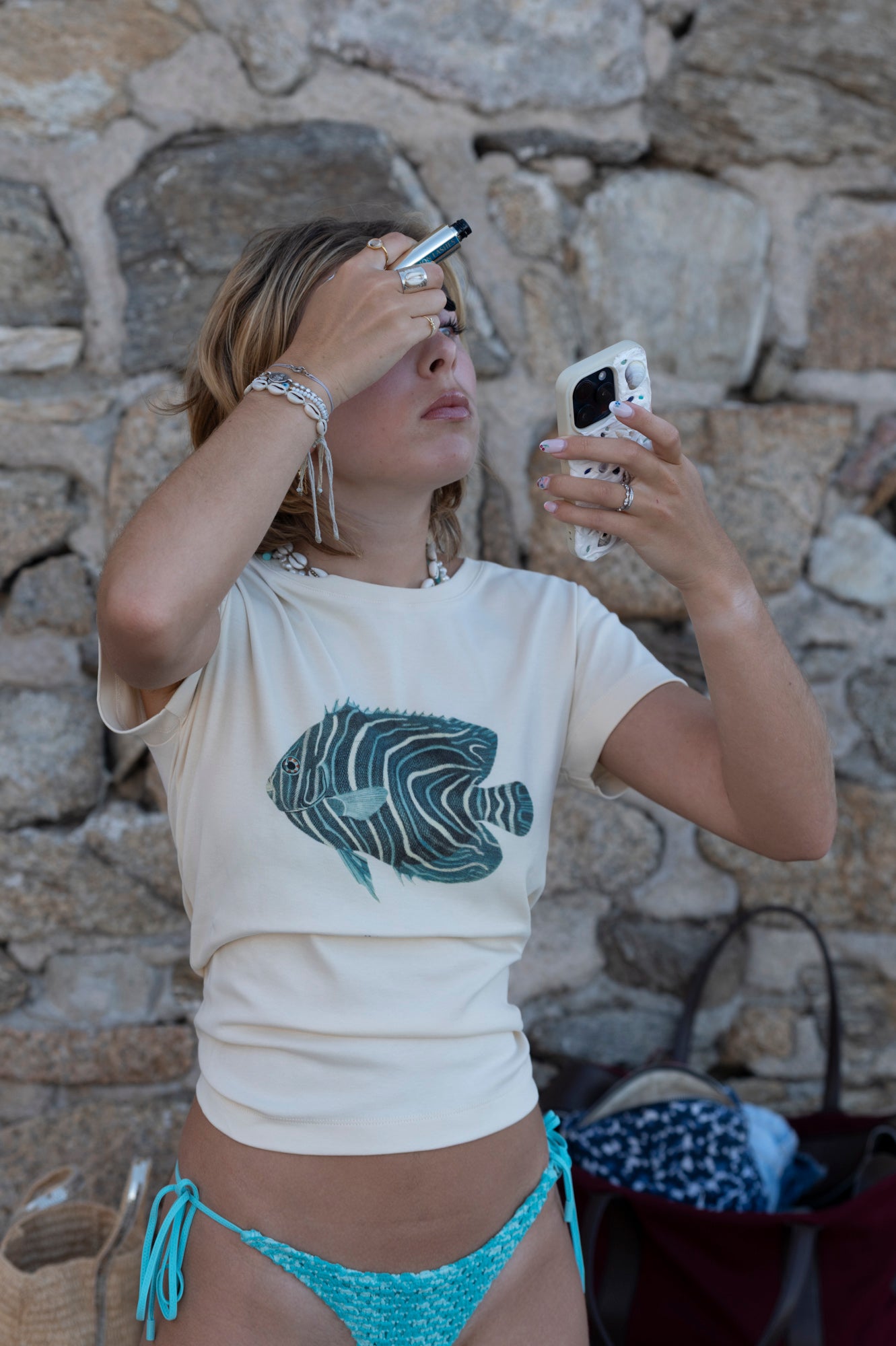 Roxane porte un T-shirt Fanatura femme Poisson taille XS