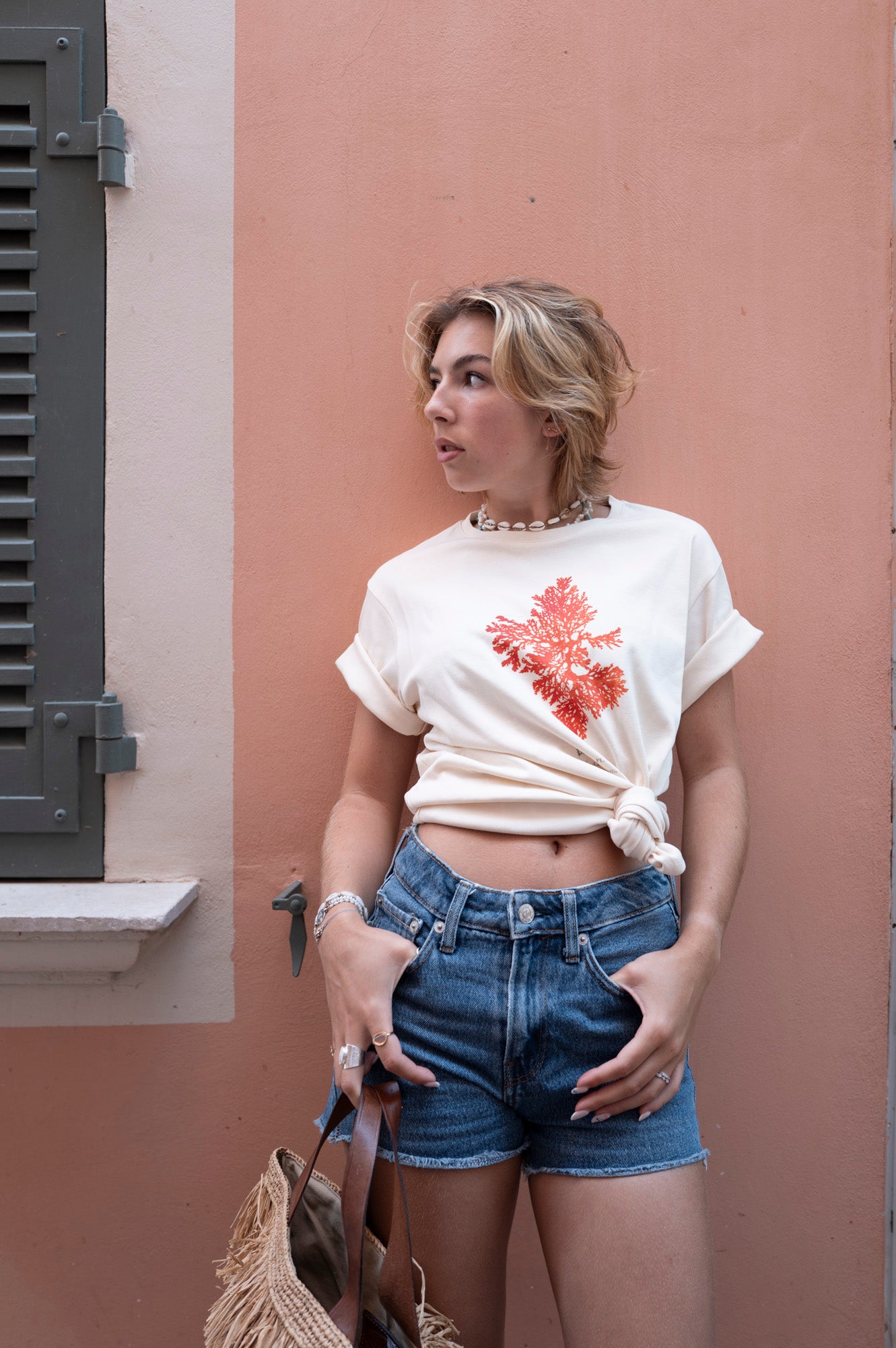 Roxane porte un T-shirt Fanatura mixte algue Taille M