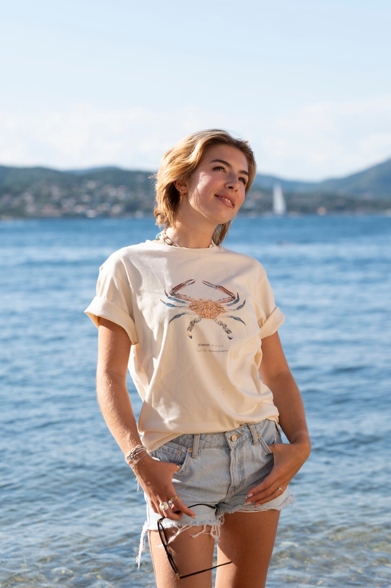 Roxane porte un T-shirt Fanatura mixte Crabe M sur la plage de St-Tropez