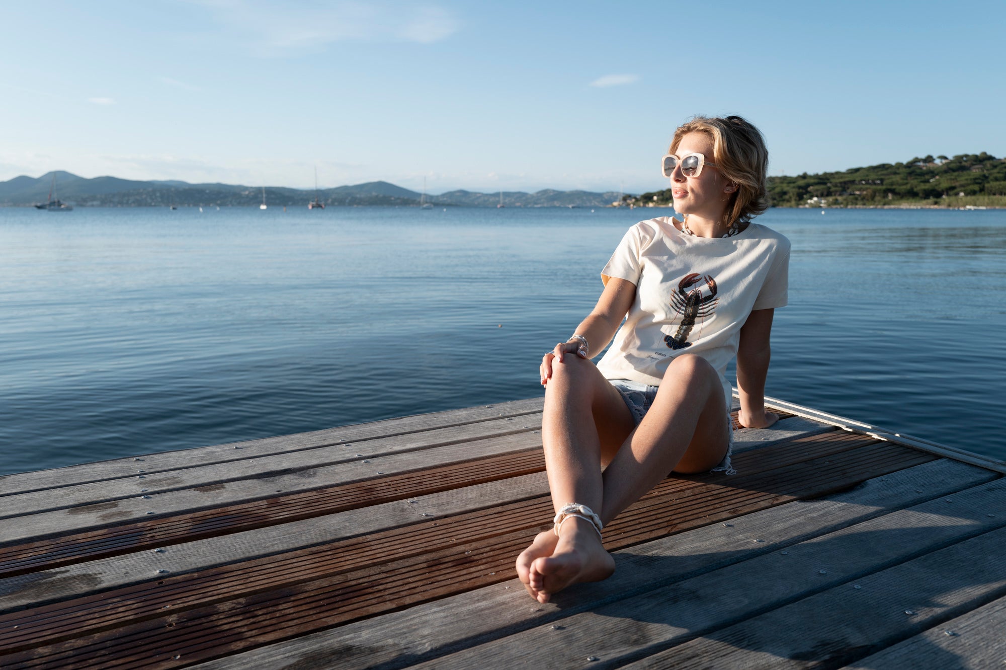 Roxane porte un T-shirt Fanatura femme Homard taille S