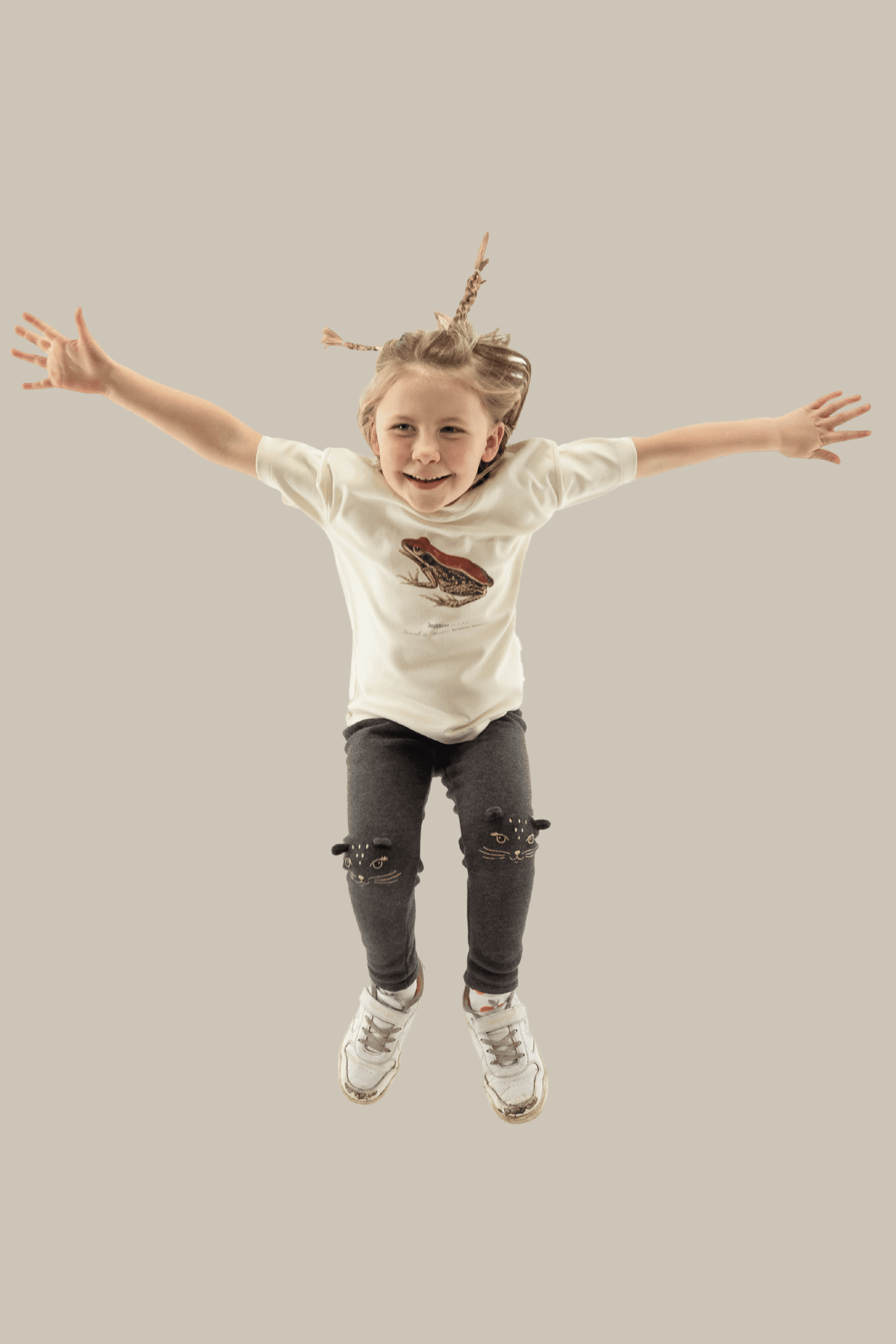 Lou porte un T-shirt Fanatura Enfant Grenouille taille 6 ans