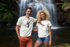Marjorie et Gilles devant la cascade de Runes (48) portant respectivement un T-shirt Fanatura femme grenouille taille S et un T-shirt Fanatura mixte homard taille M