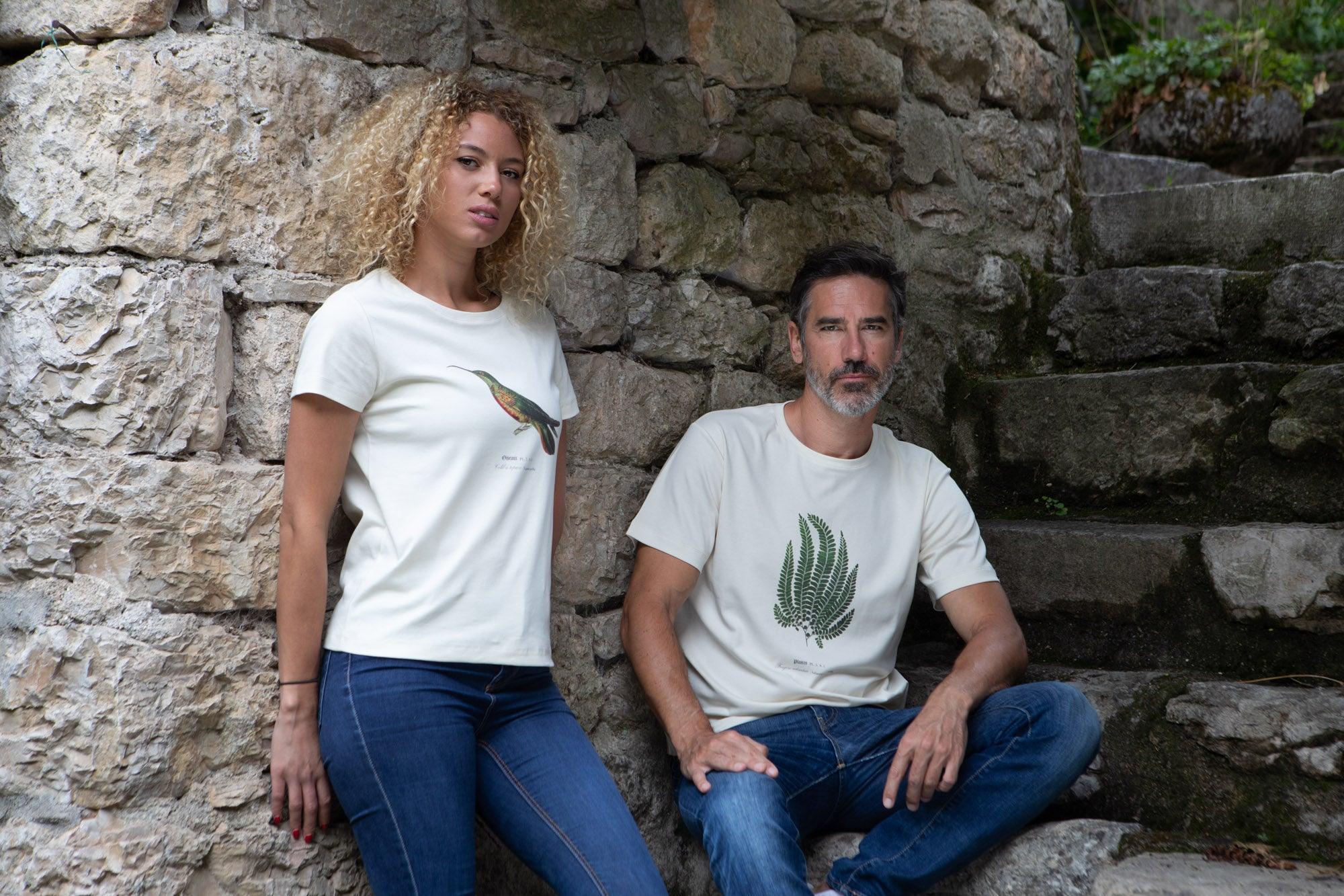 Marjorie et Gilles dans le village de Castelbouc (48) portant respectivement un T-shirt Fanatura femme oiseau taille S et un T-shirt Fanatura mixte fougère taille M