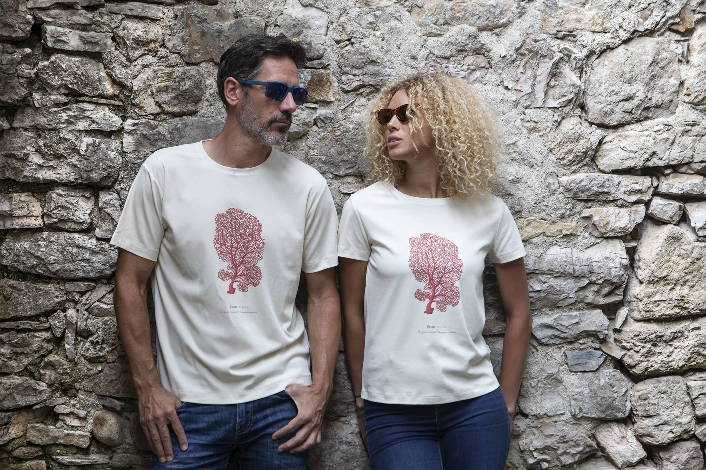 Marjorie et Gilles portent un T-shirt Fanatura Corail dans le village de Castelbouc (48)