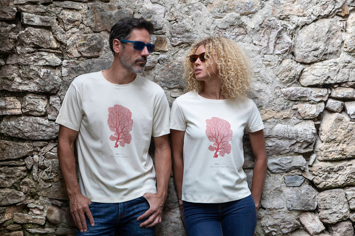 Marjorie et Gilles portent un T-shirt Fanatura Corail dans le village de Castelbouc (48)