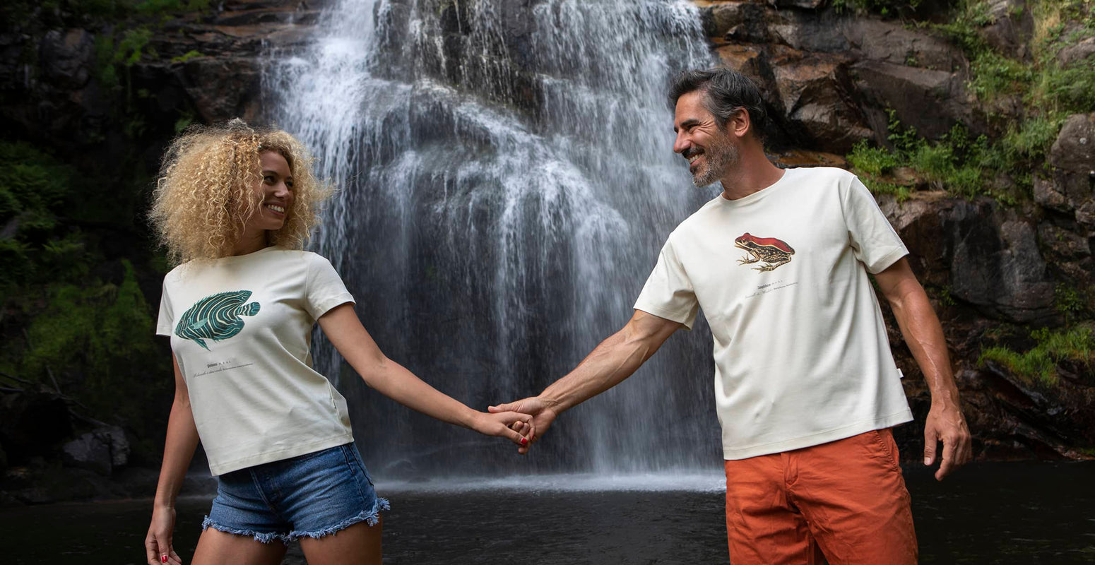 Marjorie et Gilles en T-Shirt Fanatura Poisson et Homard devant la cascade de Rune (48)