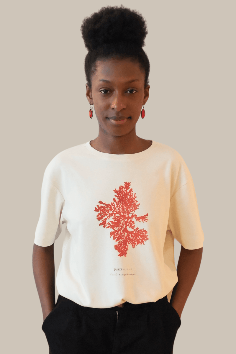 Aïssata porte un T-shirt Fanatura mixte motif Algue Carola taille S