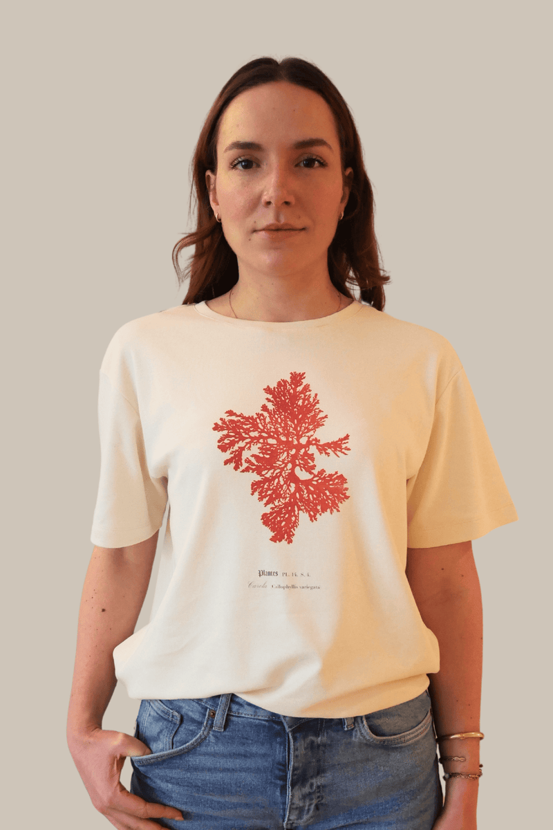 Joséphine porte un T-shirt Fanatura mixte motif Algue Carola taille M