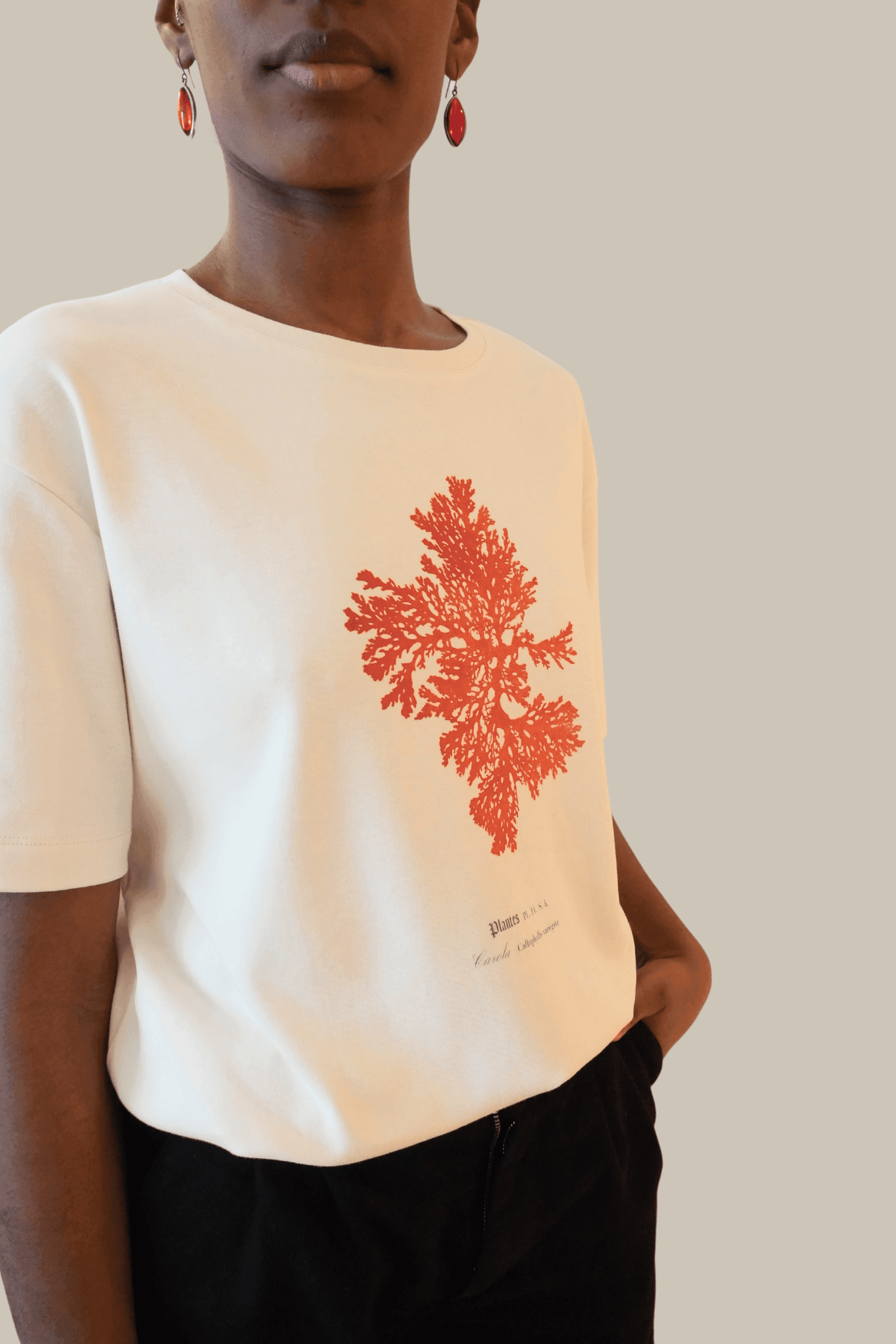 Zoom sur le T-shirt Fanatura mixte motif Algue Carola taille S porté par Aïssata