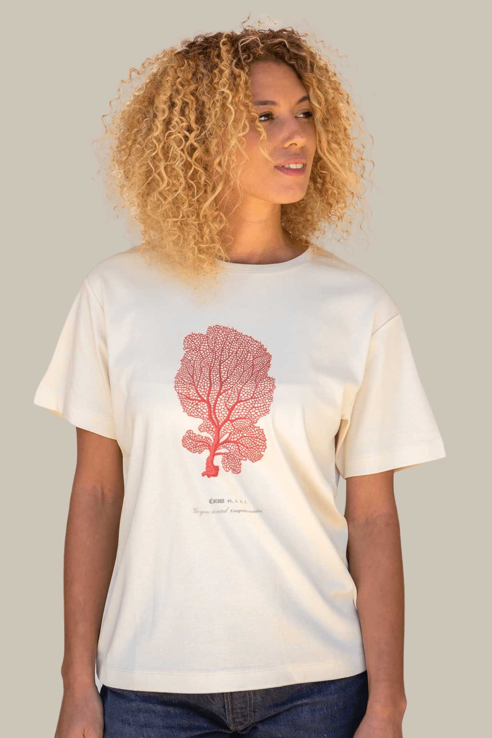 Marjorie portant un T-shirt Fanatura mixte corail taille S