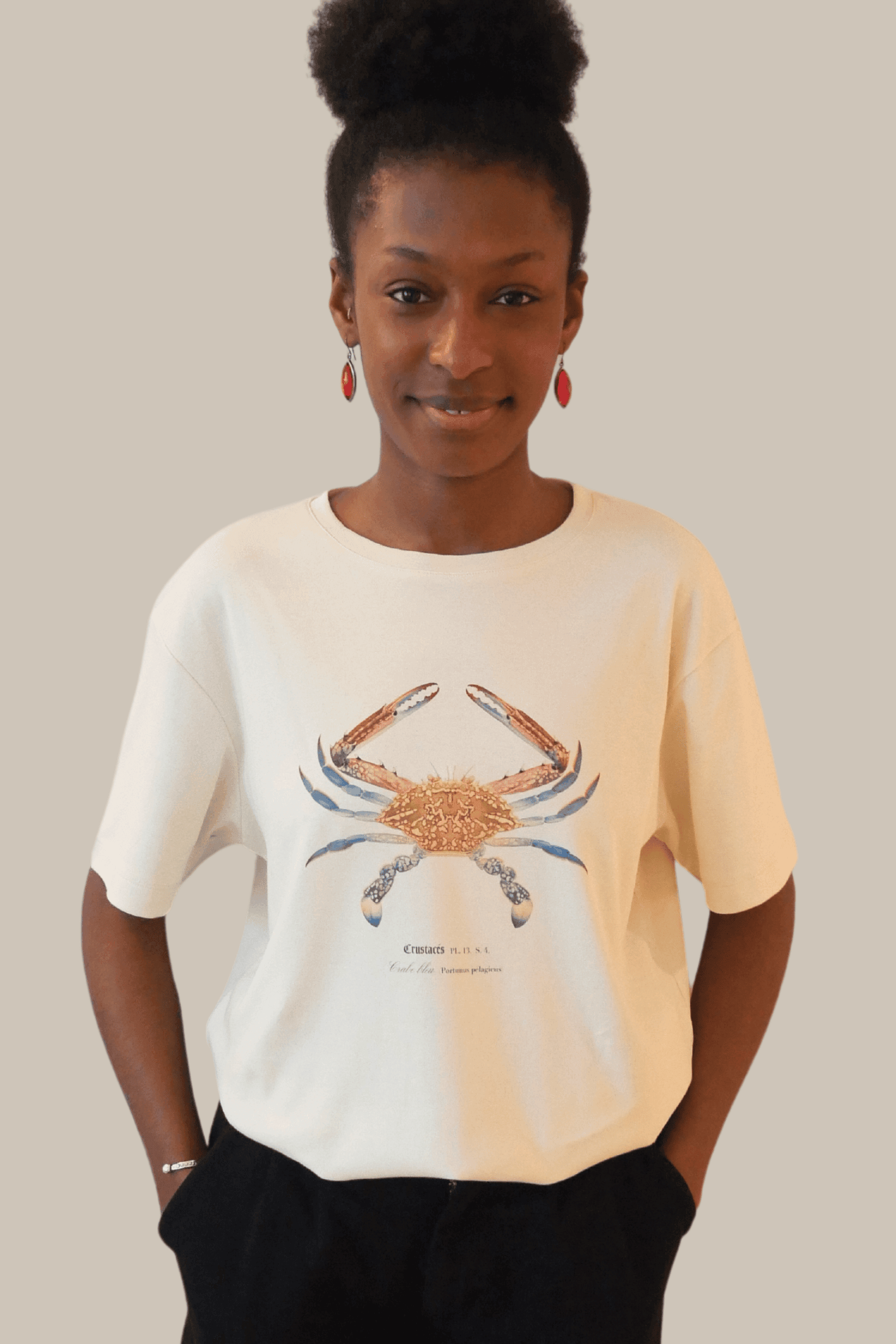 Aïssata porte un T-shirt Fanatura mixte motif Crabe bleu taille S
