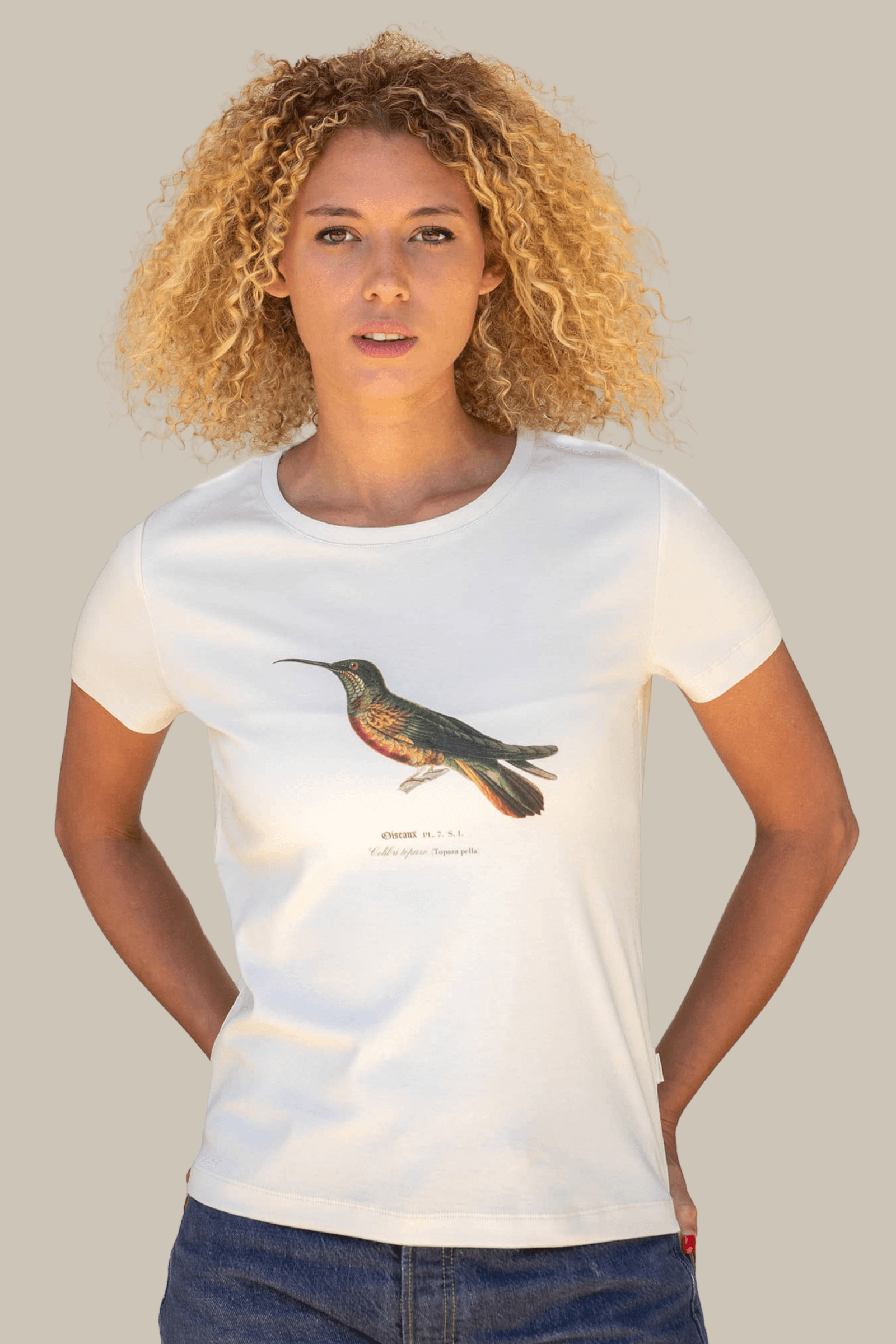 Marjorie portant un T-shirt Fanatura femme colibri taille S