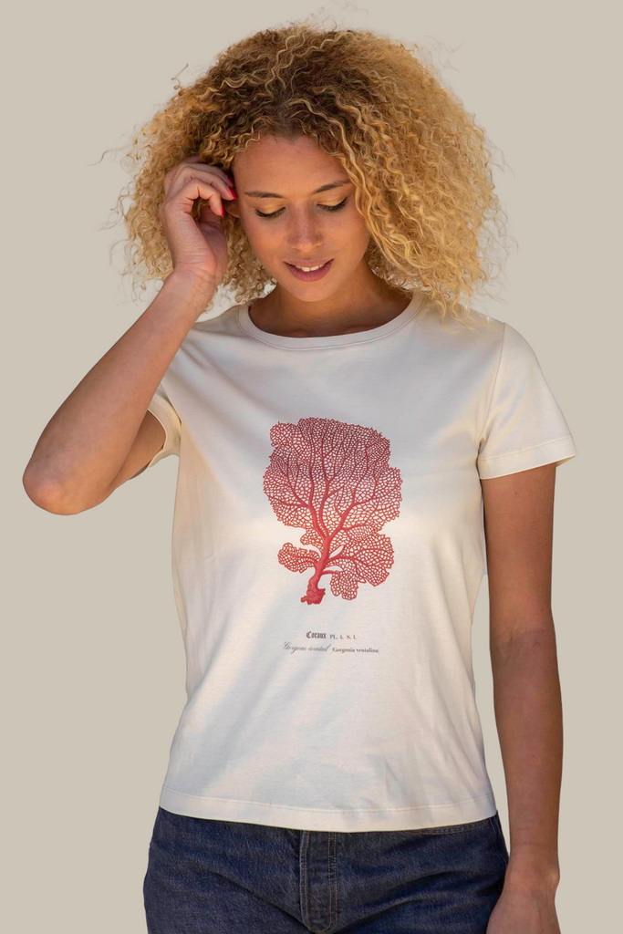 Marjorie portant un T-shirt Fanatura femme corail taille S