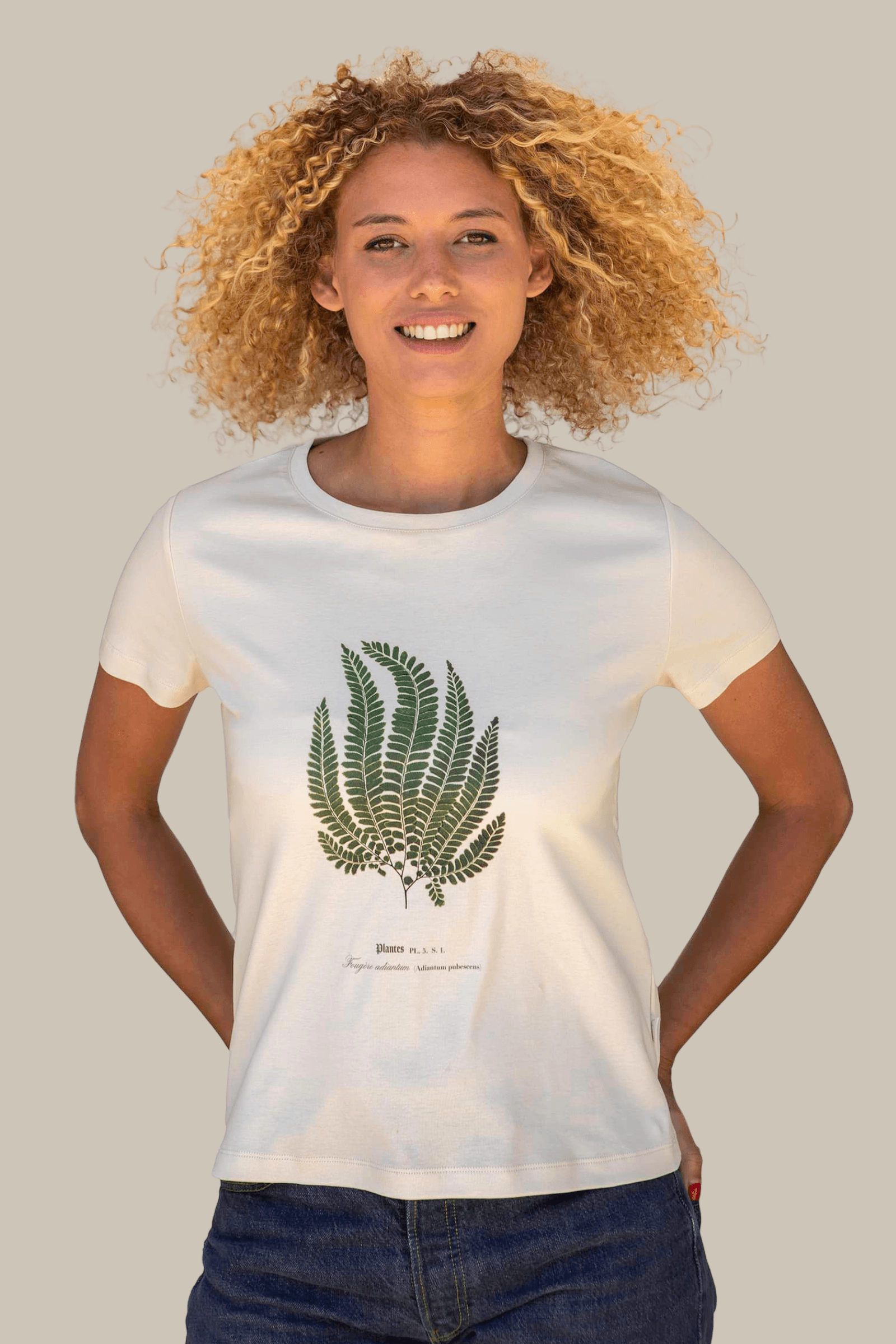 Marjorie portant un T-shirt Fanatura femme fougère taille S