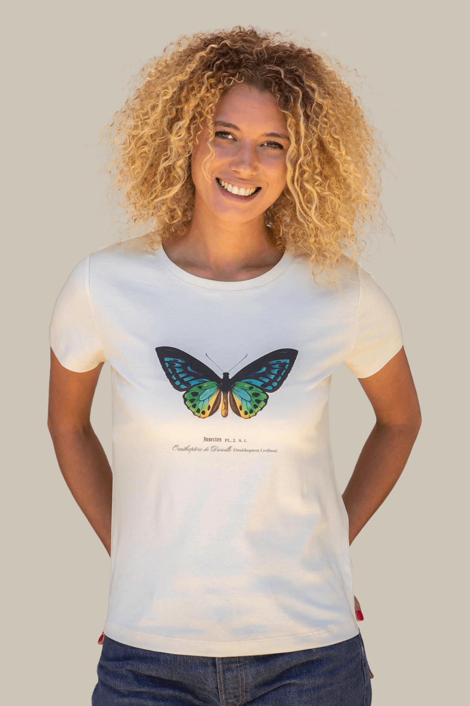 Marjorie portant un T-shirt Fanatura femme papillon taille S