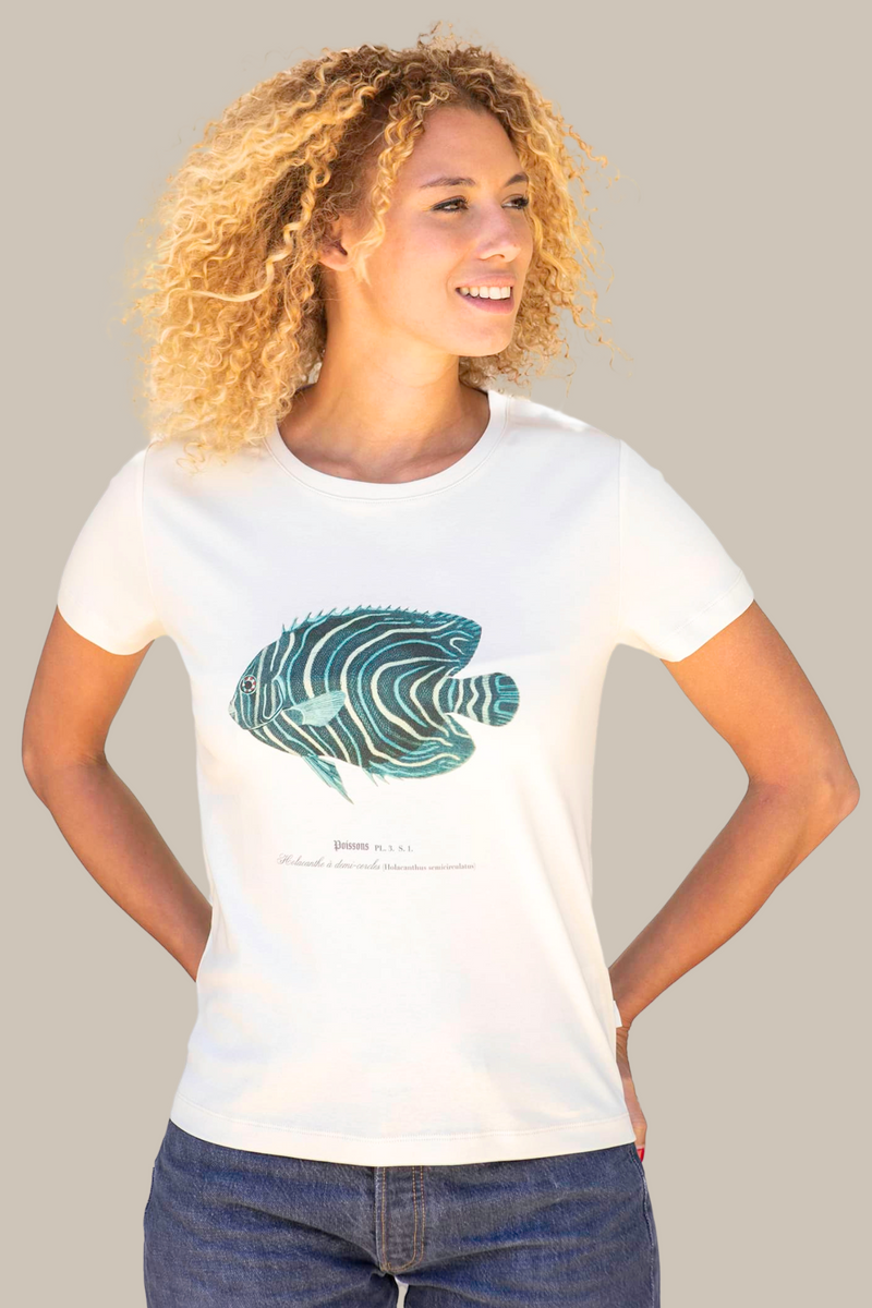 Marjorie portant un T-shirt Fanatura femme poisson taille S