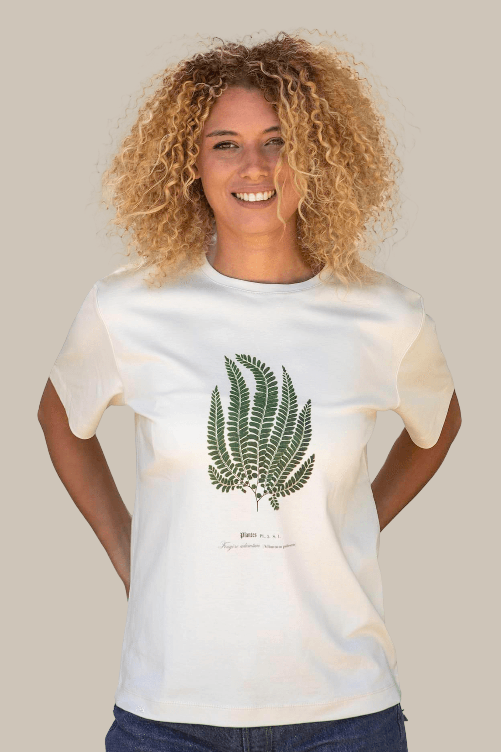 Marjorie portant un T-shirt Fanatura mixte fougère taille S