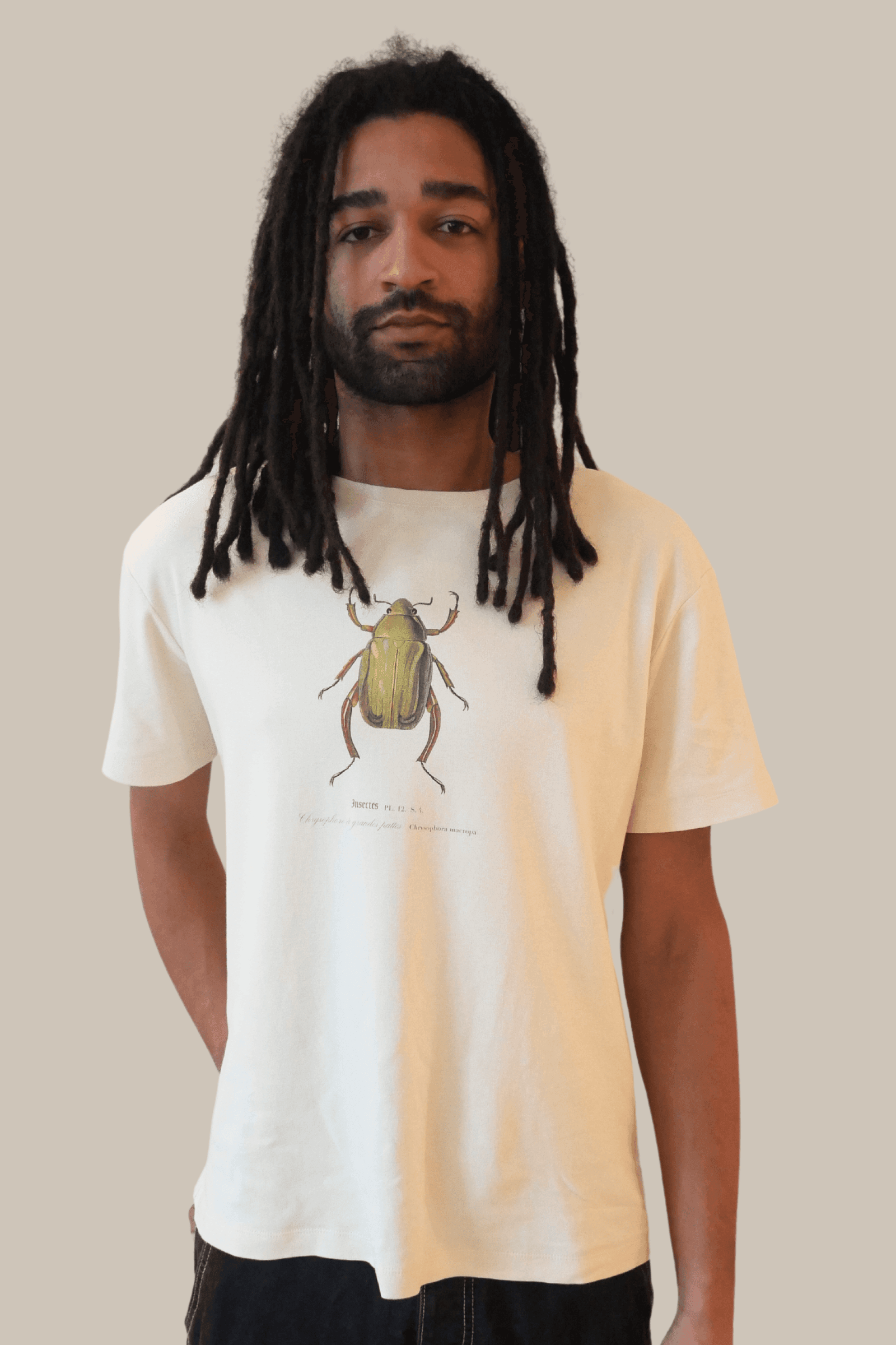 Mat porte un T-shirt Fanatura mixte motif Scarabée taille L