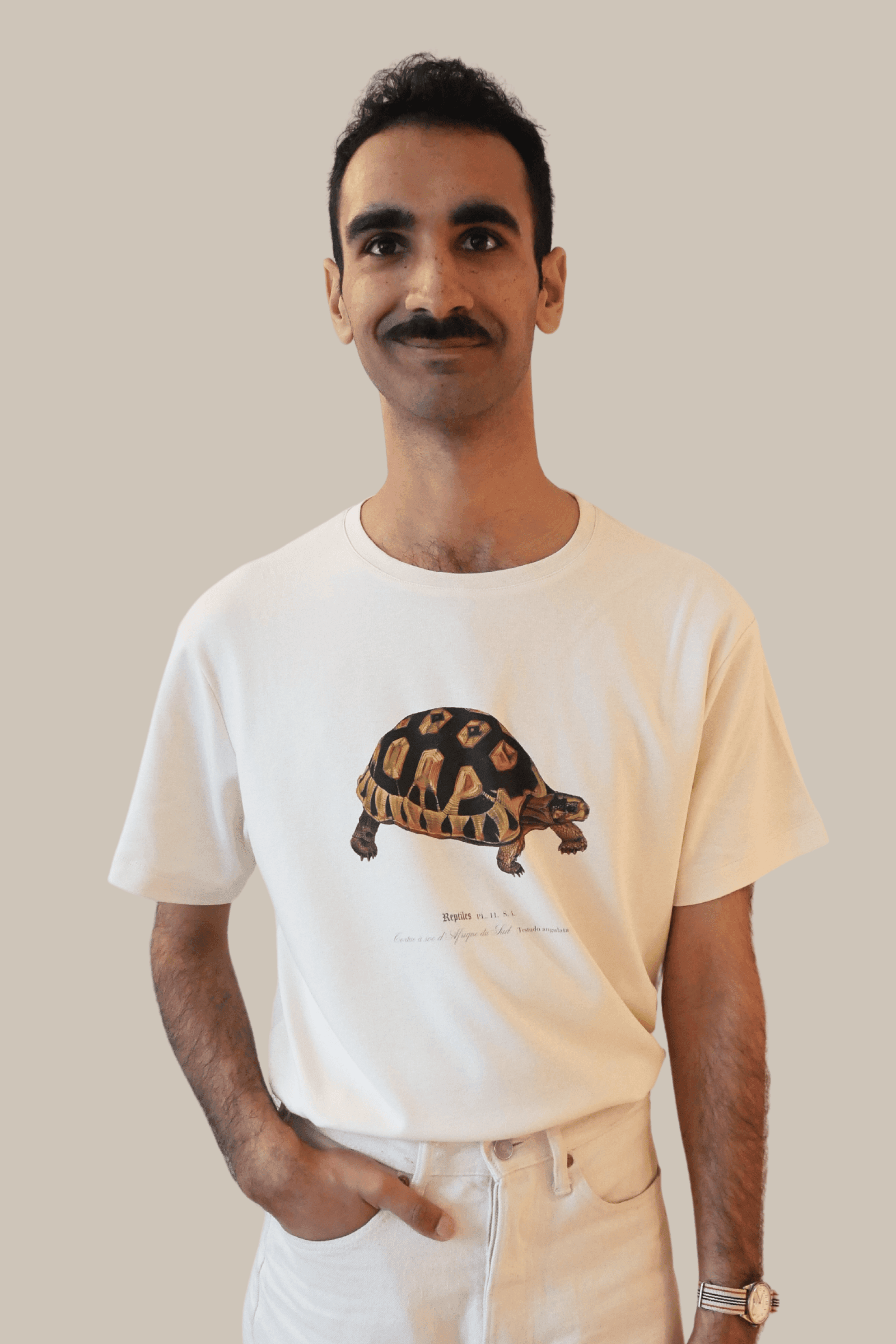 Jérôme portant un T-shirt Fanatura mixte motif Tortue taille M