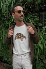 Jérôme portant un T-shirt Fanatura mixte motif Tortue taille M dans la patio de la Maison Bréguet à Paris