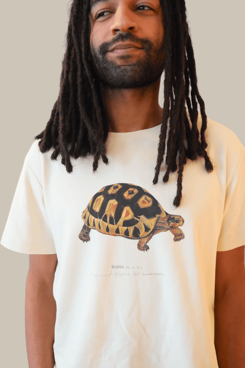 Mat portant un T-shirt Fanatura mixte motif Tortue taille L (zoom)