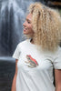 Marjorie devant la cascade de Runes (48) portant un T-shirt Fanatura femme grenouille taille S