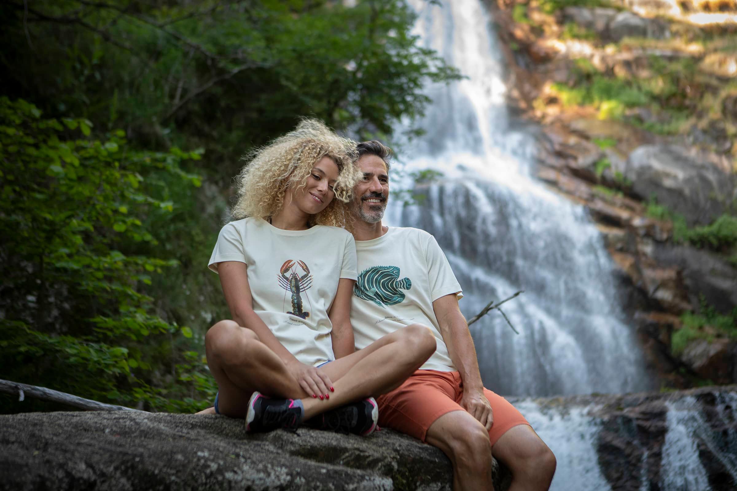 Marjorie et Gilles devant la cascade de Runes (48) portant respectivement un T-shirt Fanatura femme homard taille S et un T-shirt Fanatura mixte poisson taille M