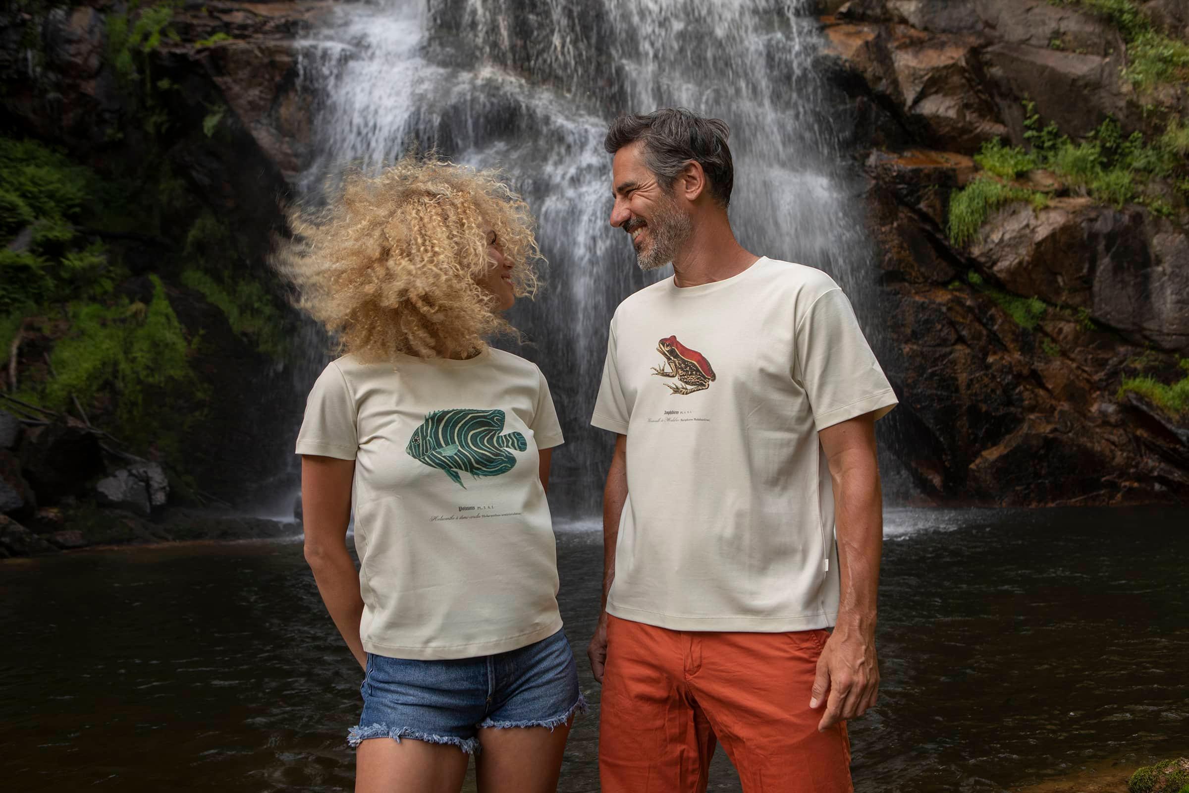 Marjorie et Gilles devant la cascade de Runes (48) portant respectivement un T-shirt Fanatura femme poisson taille S et un T-shirt Fanatura mixte grenouille taille M