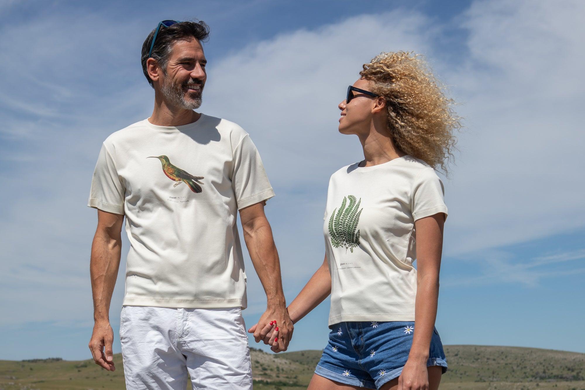 Marjorie et Gilles sur le Causse Méjean (48) portant respectivement un T-shirt Fanatura femme fougère taille S et un T-shirt Fanatura mixte oiseau taille M 