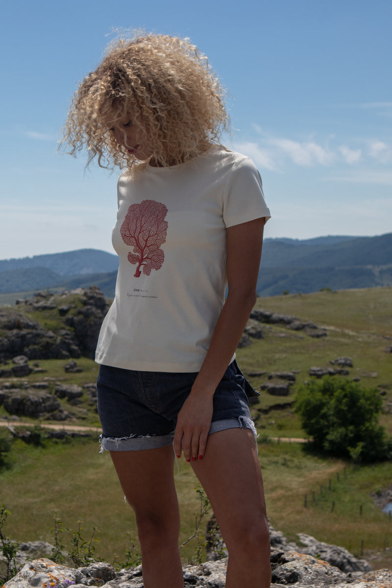 Marjorie sur le causse Méjean (48) portant un T-shirt Fanatura femme corail taille S