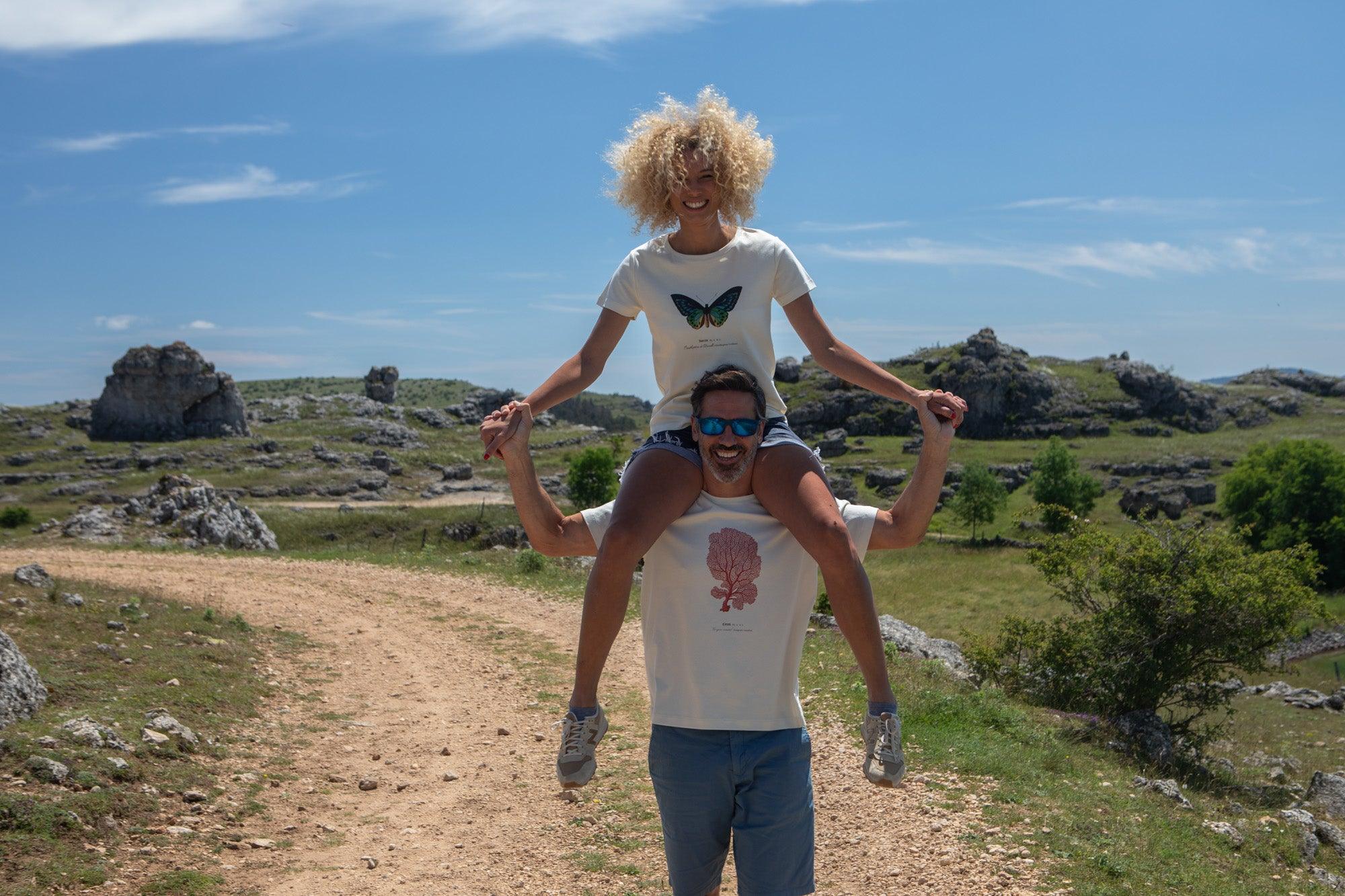 Marjorie et Gilles sur le causse Méjean (48) portant respectivement un T-shirt Fanatura femme papillon taille S et un T-shirt Fanatura mixte corail taille M