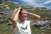 Marjorie sur le causse Méjean (48) portant un T-shirt Fanatura femme papillon taille S