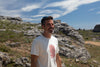 Gilles sur le causse Méjean (48) portant un T-shirt Fanatura mixte corail taille M