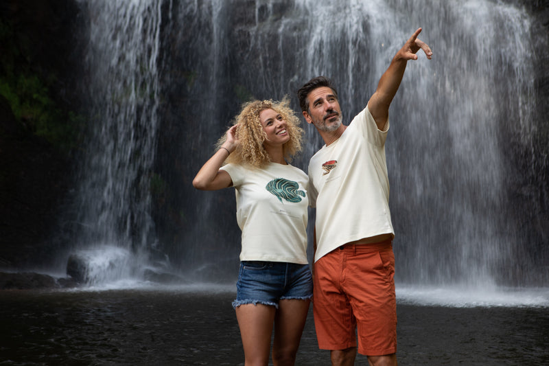 Marjorie et Gilles devant la cascade de Runes (48) portant respectivement un T-shirt Fanatura femme poisson taille S et un T-shirt Fanatura mixte grenouille taille M