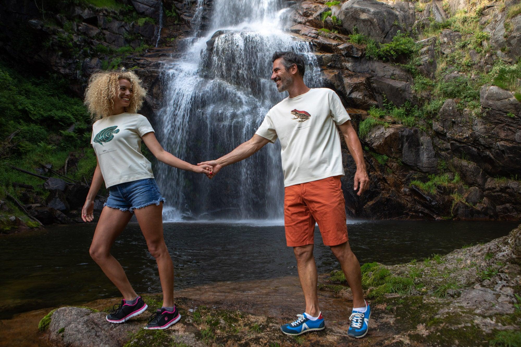Marjorie et Gilles devant la cascade de Runes (48) portant respectivement un T-shirt Fanatura femme poisson taille S et un T-shirt Fanatura mixte grenouille taille M