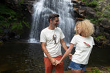 Marjorie et Gilles devant la cascade de Runes (48) portant respectivement un T-shirt Fanatura femme grenouille taille S et un T-shirt Fanatura mixte homard taille M