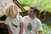 Marjorie et Gilles dans le village de Castelbouc (48) portant respectivement un T-shirt Fanatura femme oiseau taille S et un T-shirt Fanatura mixte fougère taille M