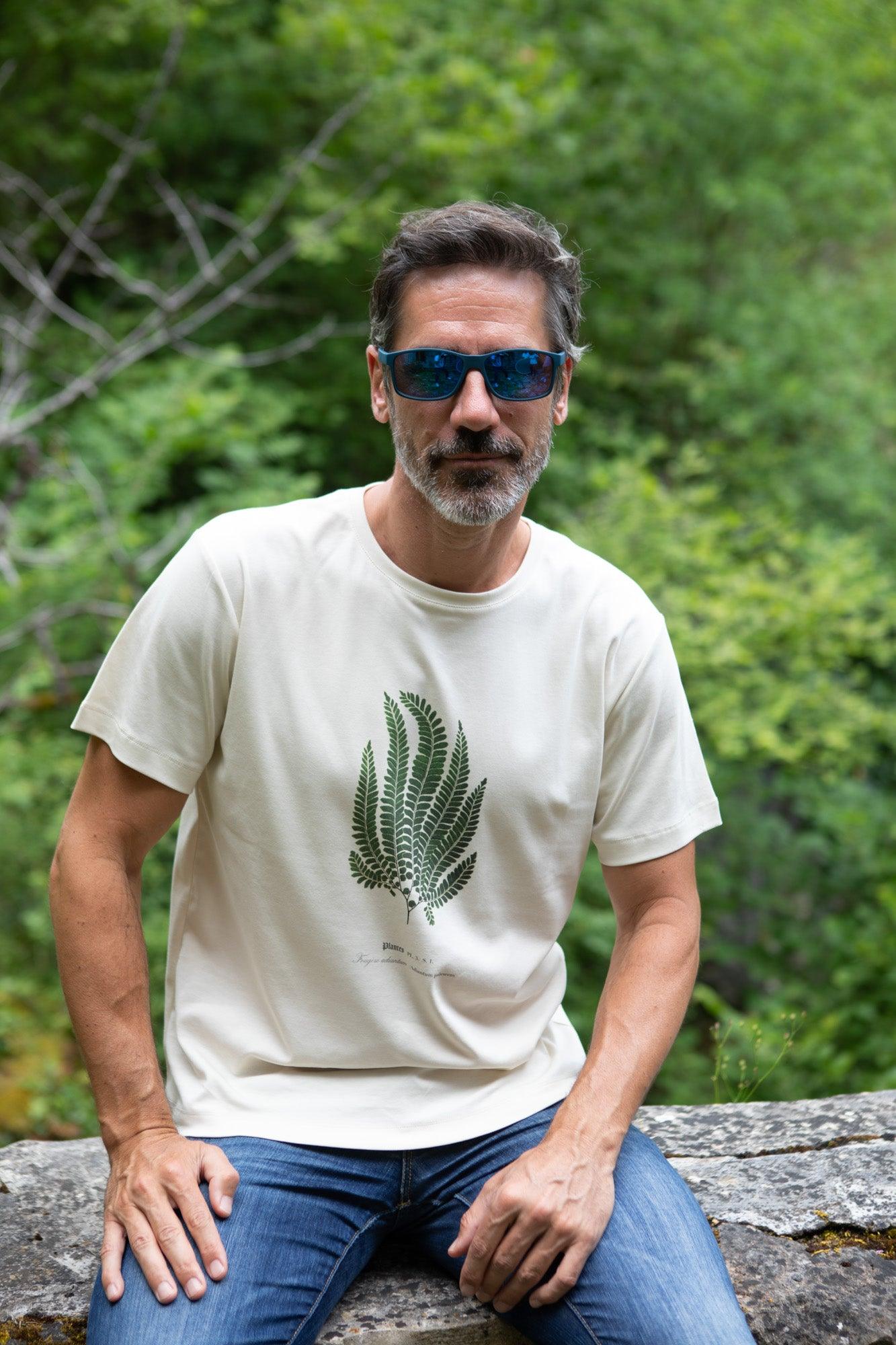 Gilles assis sur un muret de Castelbouc (48) portant un T-shirt Fanatura mixte fougère taille M