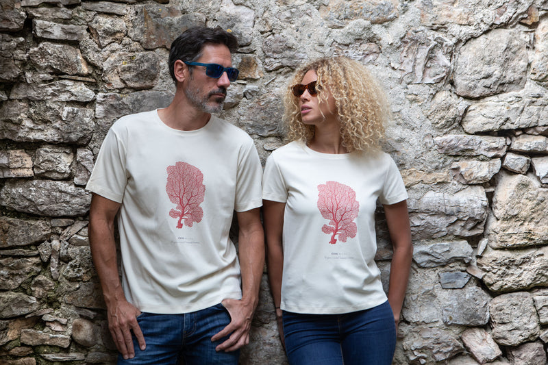 Marjorie et Gilles dans le village de Castelbouc (48) portant un T-shirt Fanatura corail